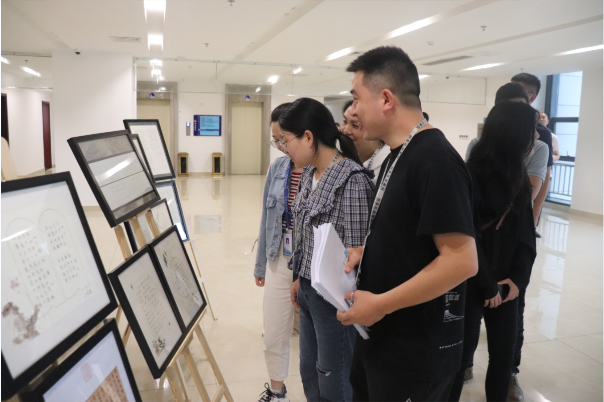 圖為：開(kāi)投集團(tuán)展出優(yōu)秀獲獎(jiǎng)作品，干部職工及家屬參觀書(shū)法作品，學(xué)習(xí)廉潔文化.png